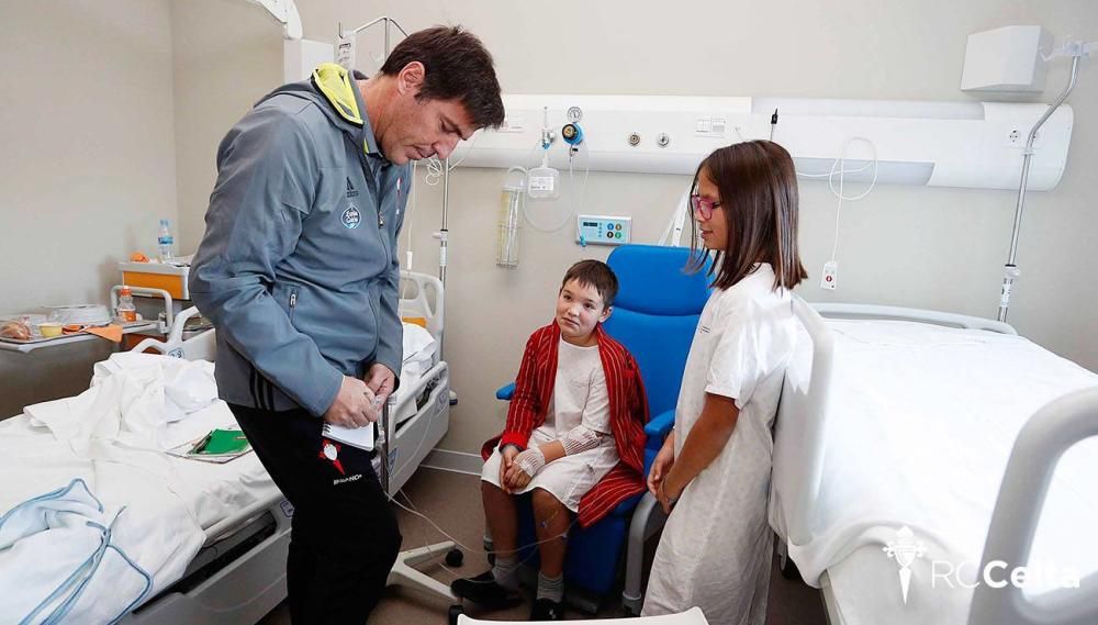 Los jugadores y el cuerpo técnico hacen la clásica visita navideña a los niños ingresados en el hospital