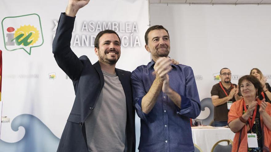 Alberto Garzón, felicitando al recién reelegido Antonio Maíllo, en Benacazón.