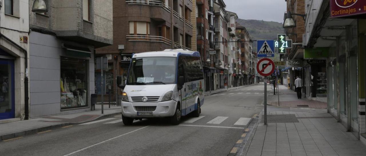 Calle con todos los negocios cerrados en Laviana.