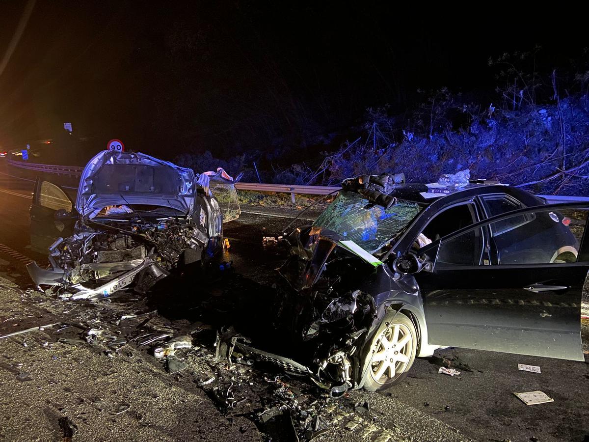 Estado en el que quedaron los dos vehículos implicados en el accidente mortal en el corredor en Coiro.