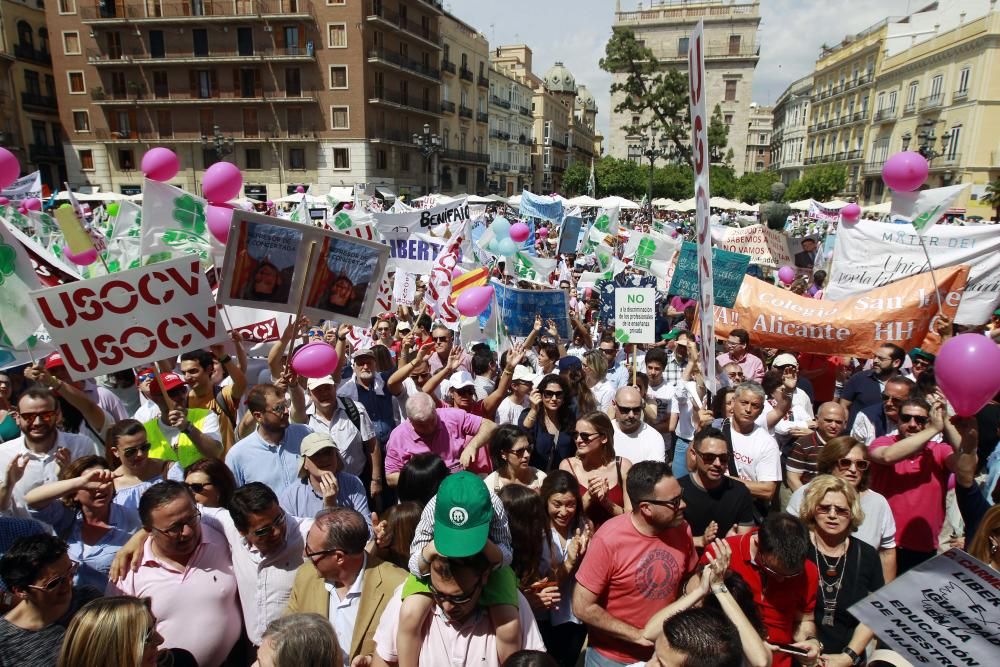 Cientos de alicantinos, en la protesta contra Marzà en Valencia