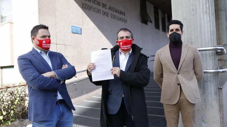 César S. Ballesteros, con Rubén Pérez y el abogado Antonio Lara, con la demanda contra la Xunta.  // R.G.