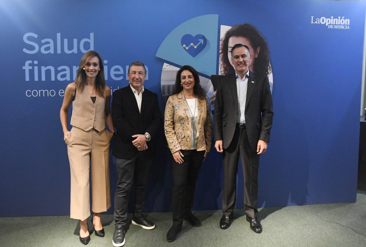 oto de familia de los participantes en el debate.