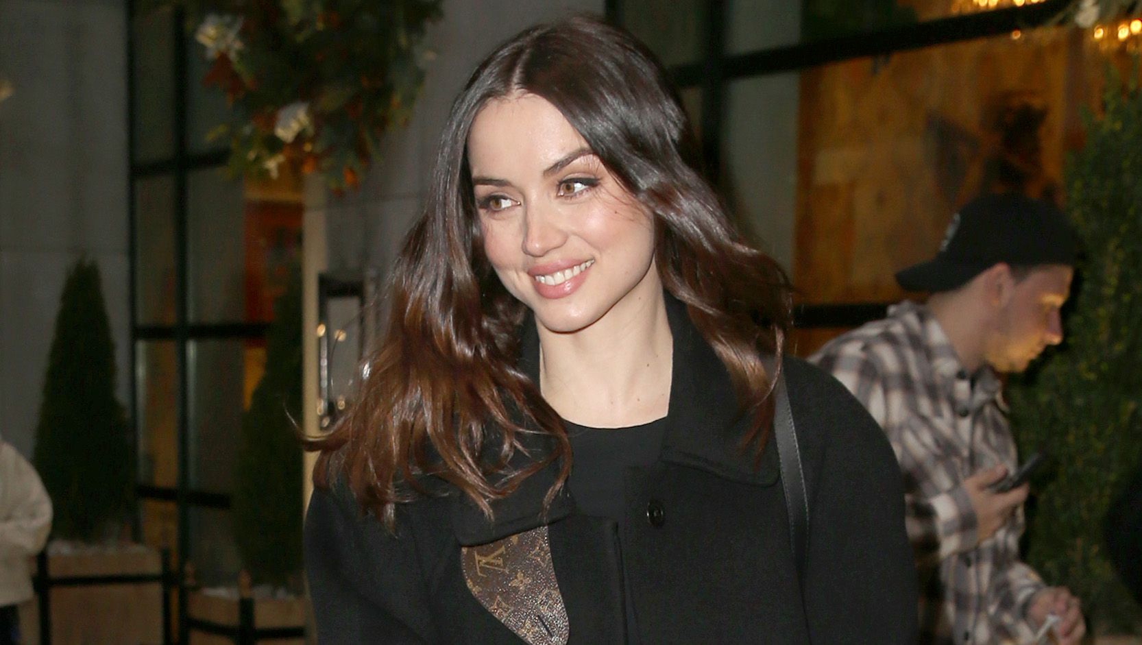 Ana de Armas, de negro, se dirige al programa de Jimmy Fallon