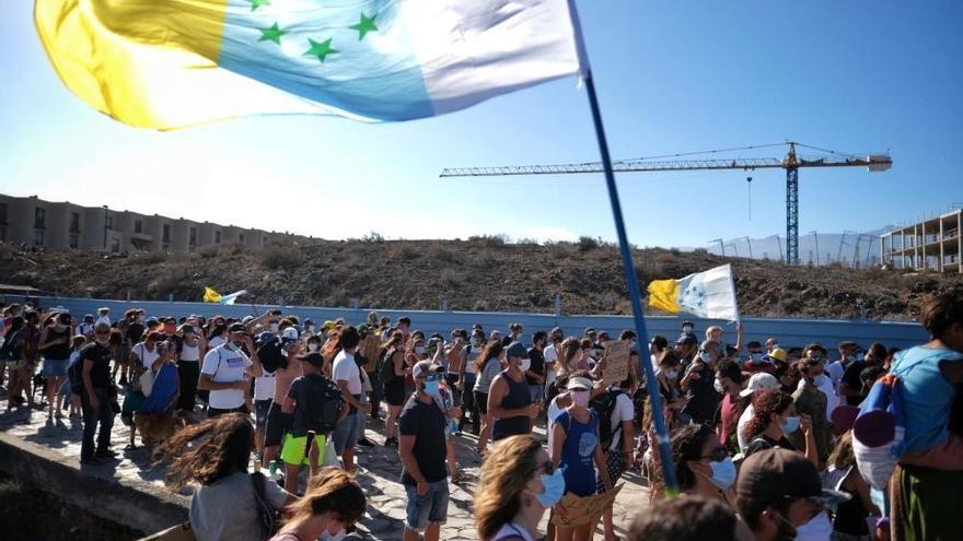 Manifestación contra la construcción de un hotel en La Tejita.