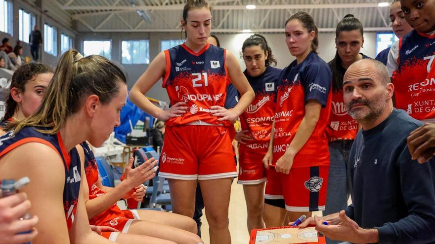 Las jugadoras de Maristas escuchan a Fer Buendía en un tiempo muerto.