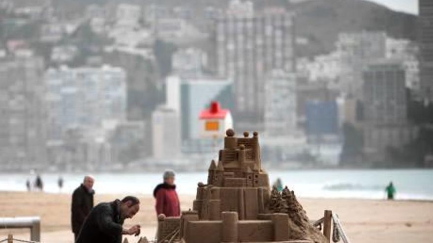 Un escultor de arena cuando la actividad aún se permitía en Benidorm.