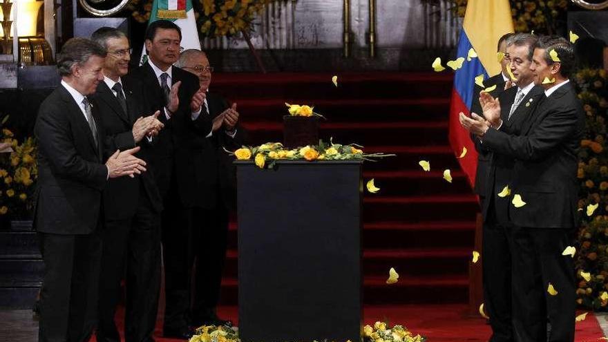 Santos y Peña Nieto, en el homenaje al escritor Gabriel García Márquez. / edgar garrido