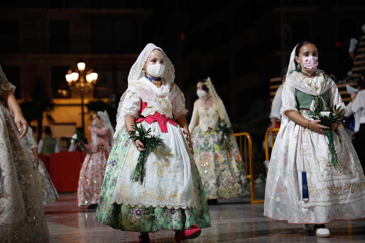 Búscate en el primer día de la ofrenda por la Calle Caballeros de las 21:00 a las 22:00