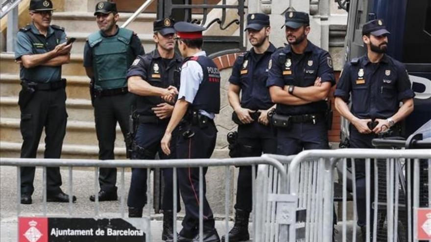 La fiscalía ordena a los Mossos precintar los colegios e impedir votar en la calle