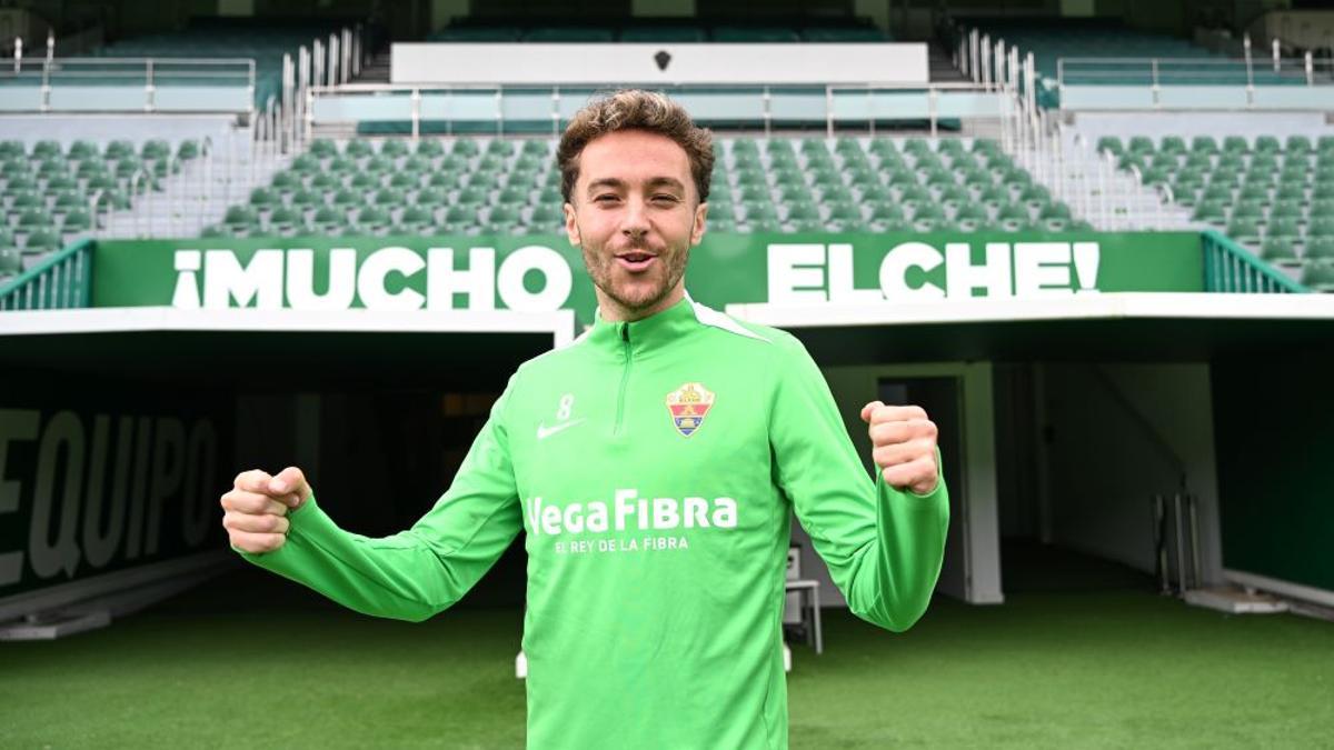 Marc Aguado posa en el Martínez Valero tras el entrenamiento de este jueves.