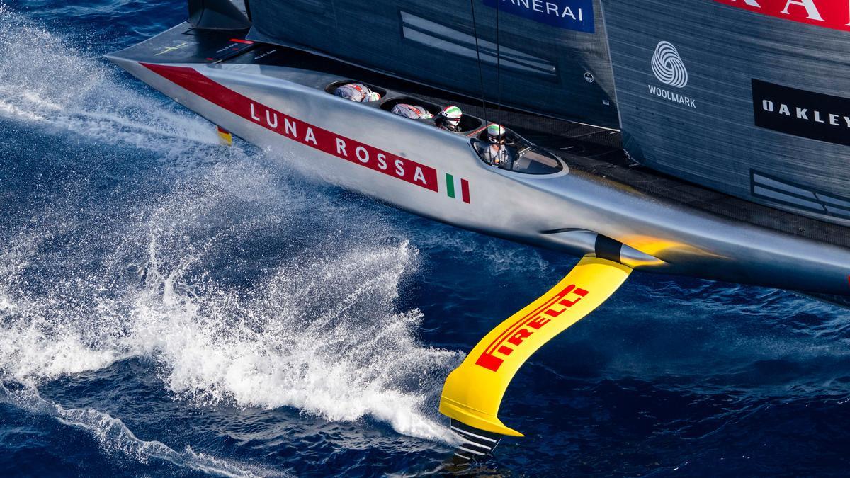 El Luna Rossa en las aguas de Barcelona