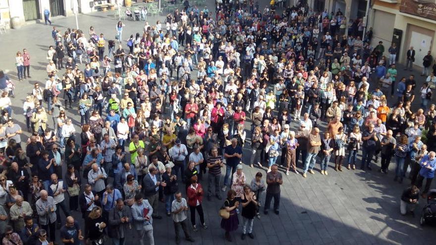 Munió de gent a la plaça Major de Manresa per protestar per les detencions.