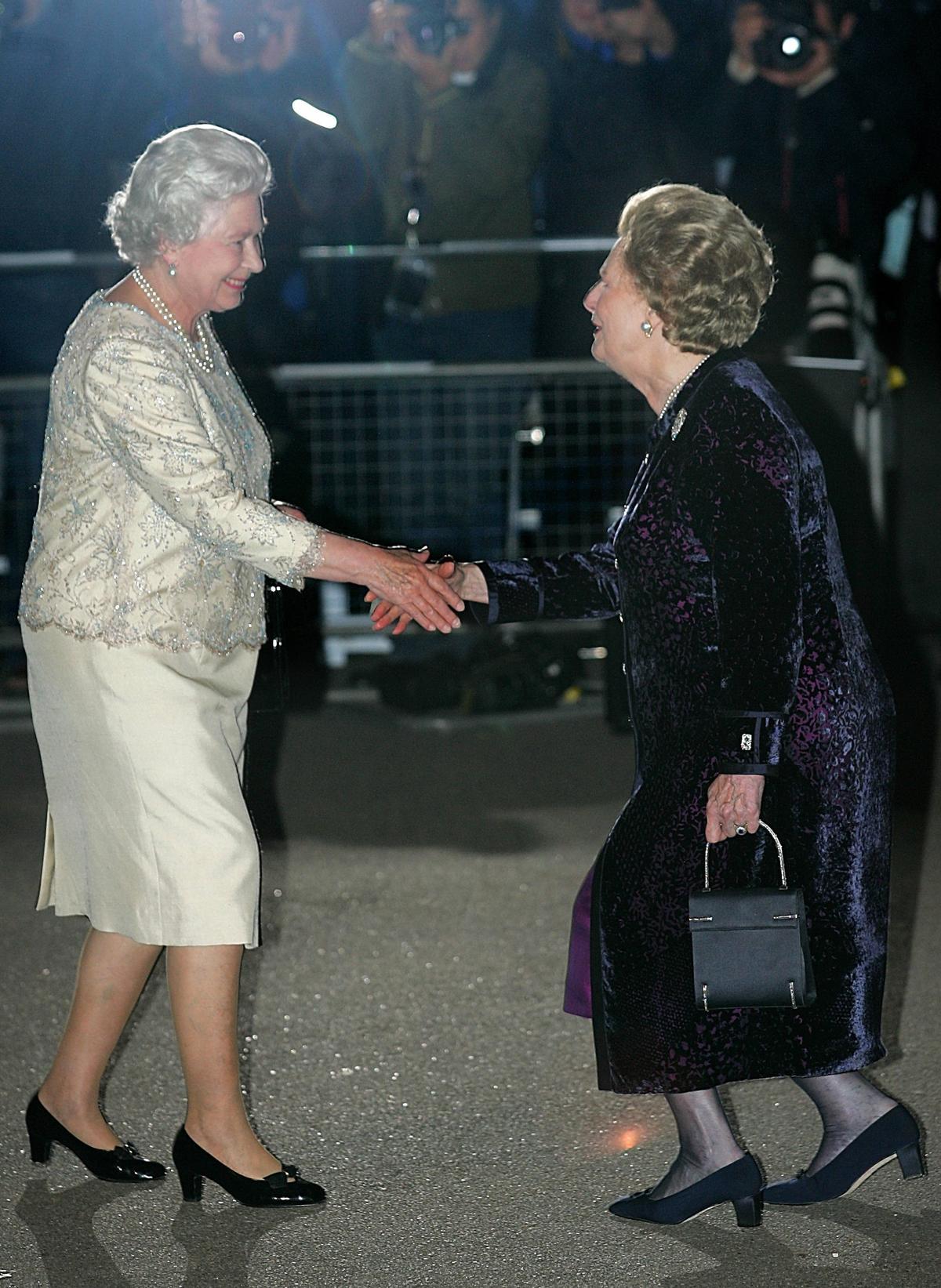 2005La ex Primera Ministra británica Lady Margaret Thatcher saluda a Su Majestad la Reina Isabel II, al llegar a la fiesta del 80 cumpleaños de Thatcher en el hotel Mandarín Oriental en el centro de Londres, el 13 de octubre de 2005.