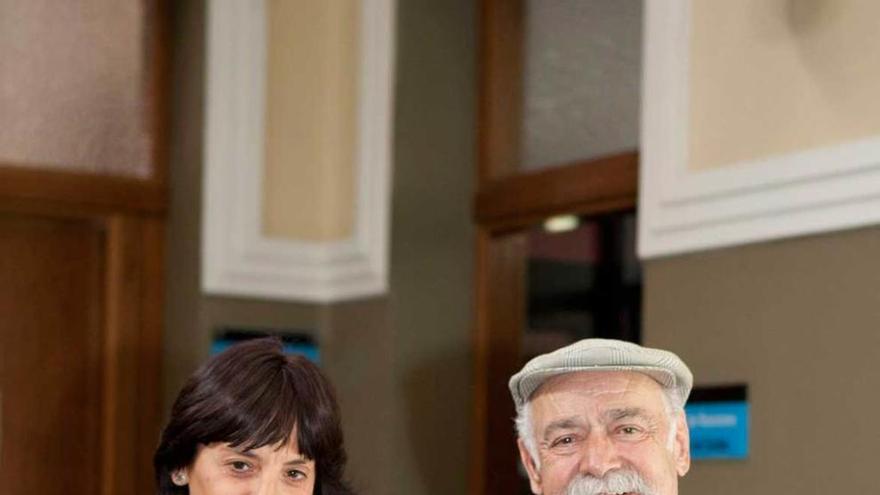 Arantza Rojas, junto a Vicente Gutiérrez, ayer, en el Ayuntamiento de Langreo, donde se presentó el documental.