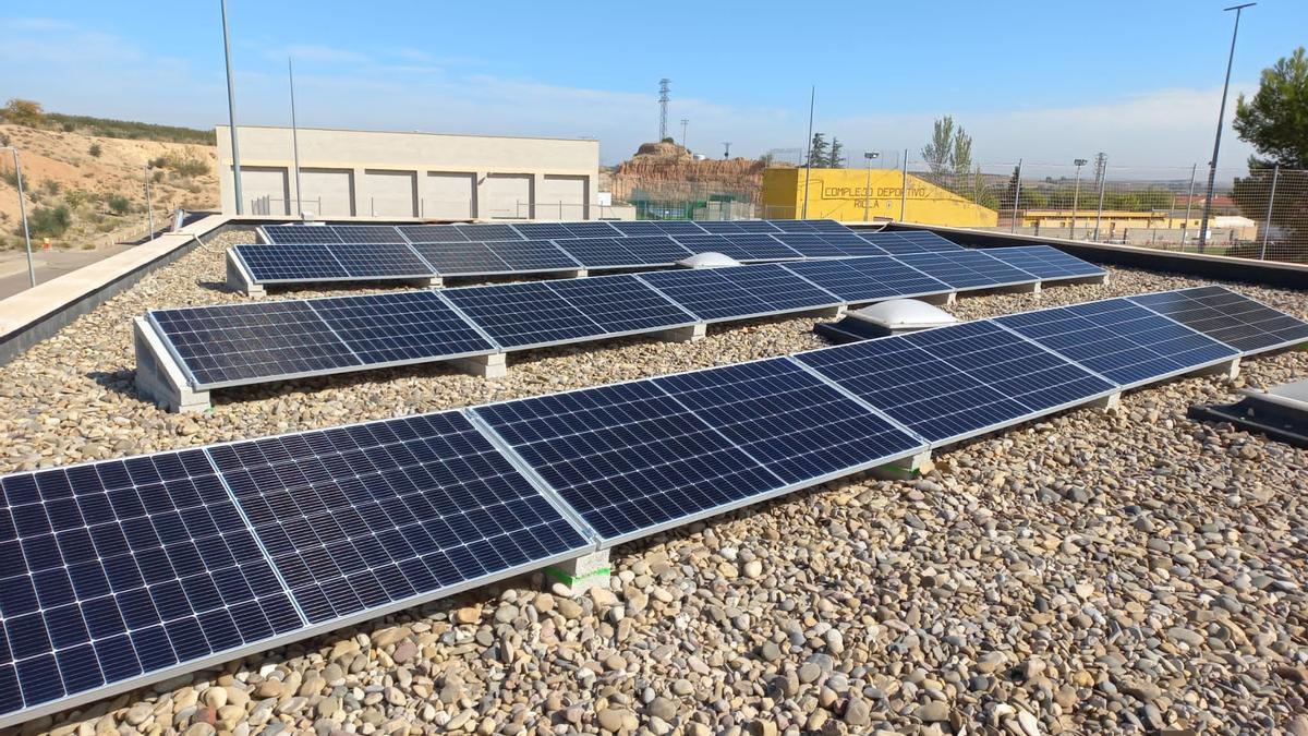 Instalación de placas solares fotovoltaicas en edificios municipales para ahorrar en la factura eléctrica.