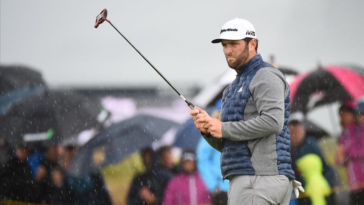 Jon Rahm se prepara para patear en el hoyo 6 de Royal Portrush