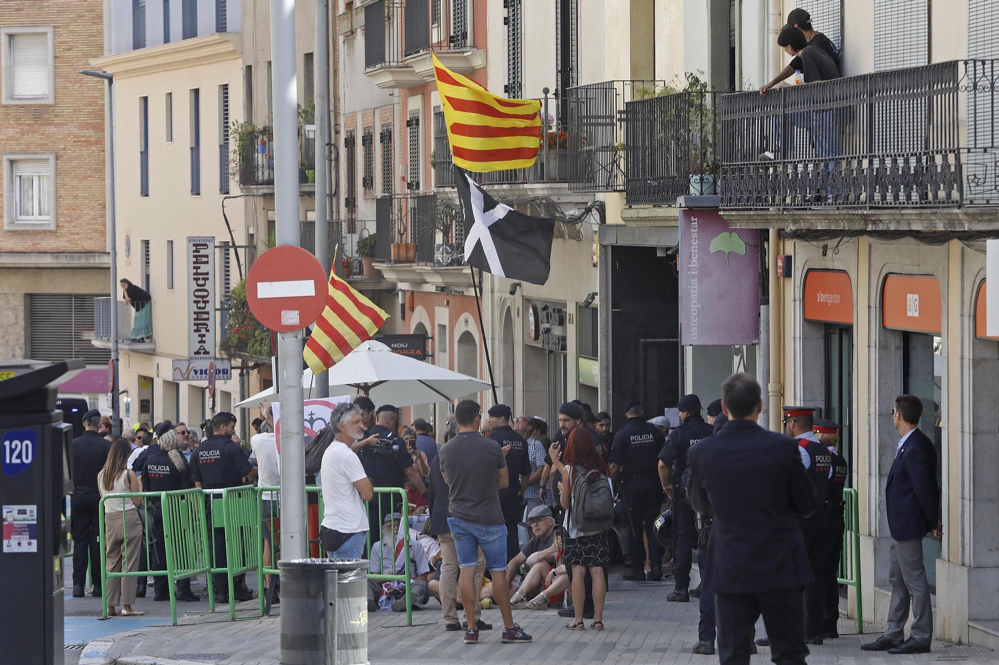 Policies i manifestants per la visita d'Elionor a Figueres