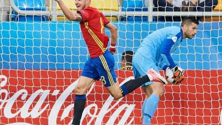 Saúl Ñíguez celebra la consecució del primer gol espanyol