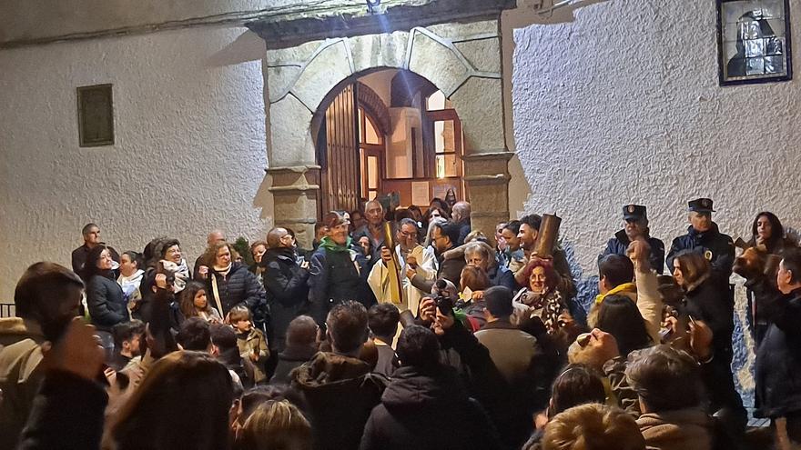 El párroco, Ángel Zambrano, tocando uno de los cencerros