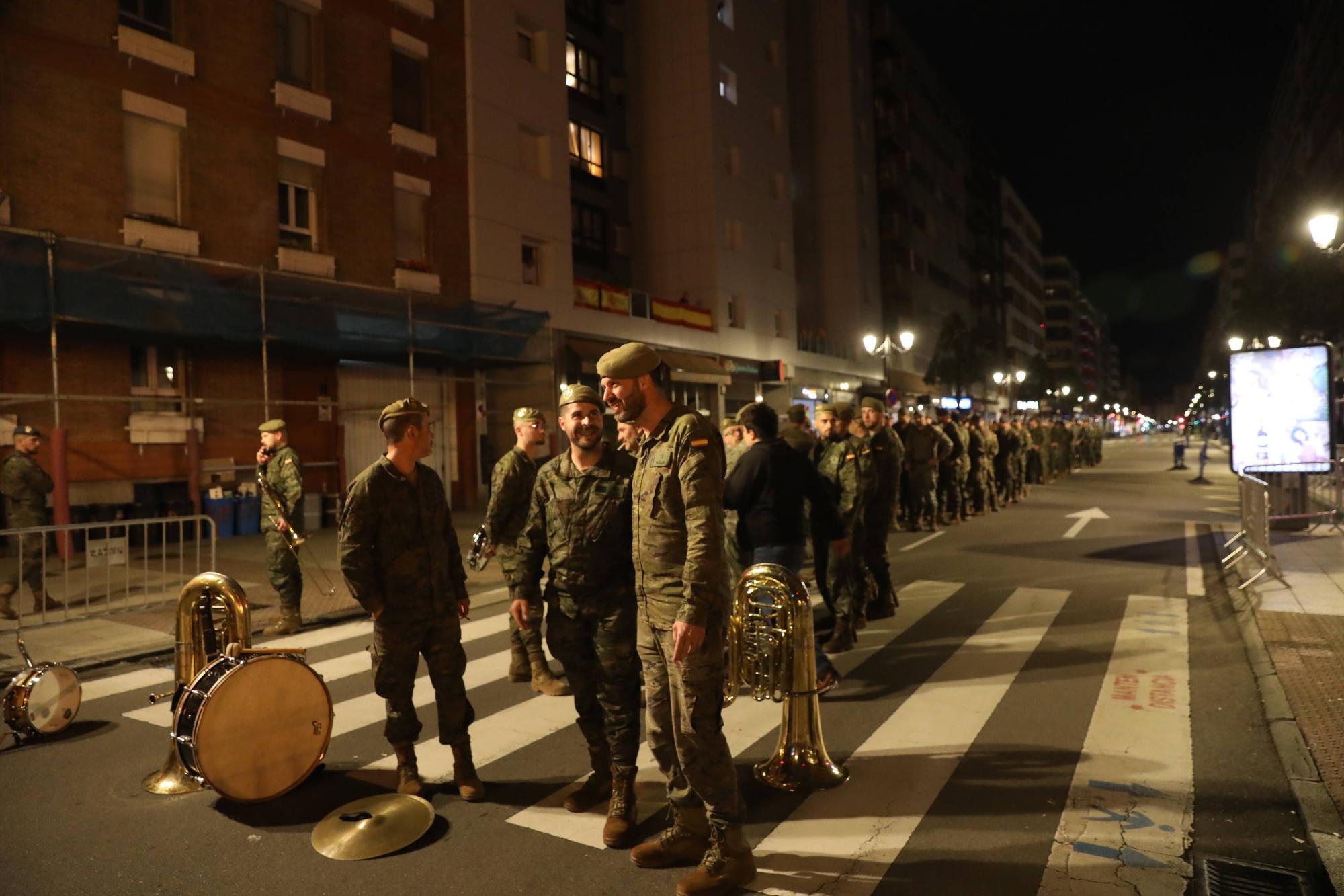 Así fue el multitudinario ensayo nocturno del desfile del día de las Fuerzas Armadas en Oviedo.