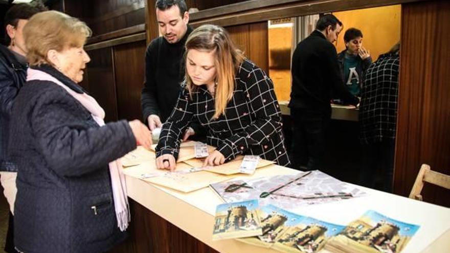 Algunas personas comprando sillas para poder contemplar hoy las Entradas de Alcoy.