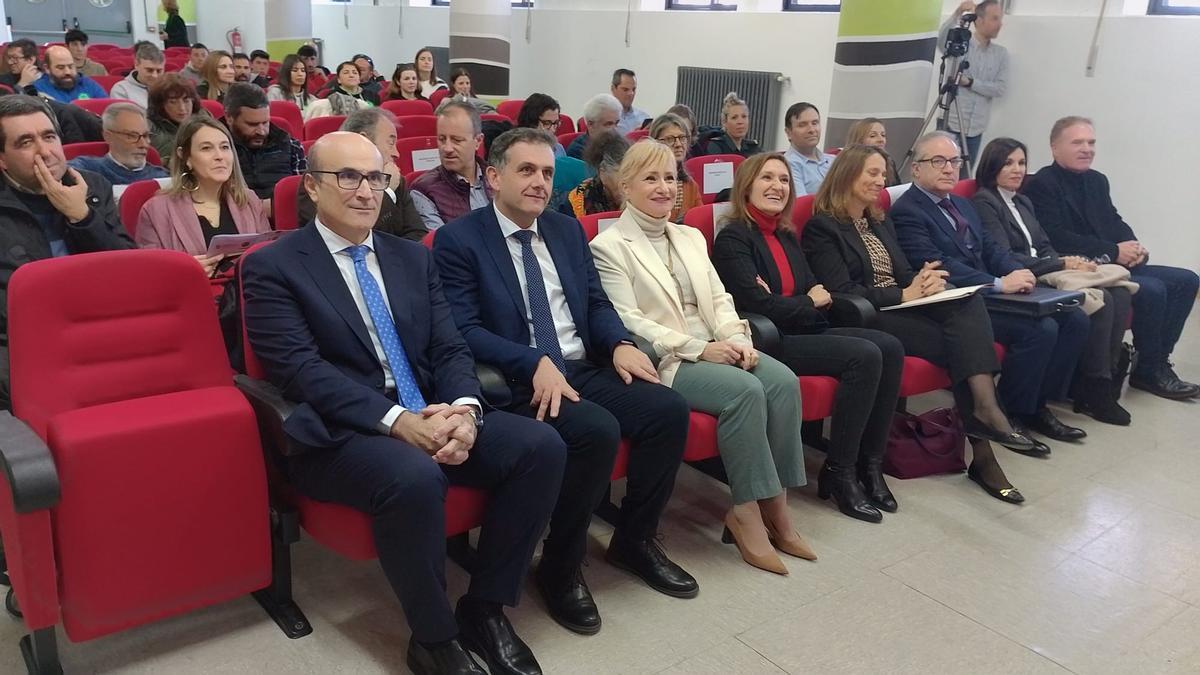 Rocío Lucas, en el centro, en el IES Valverde de Lucerna de Puebla de Sanabria