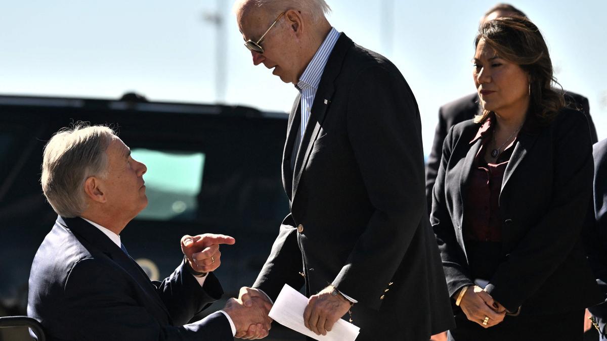 Joe Biden saluda al gobernador de Tejjas, Greg Abbott, a su llegada a El Paso.