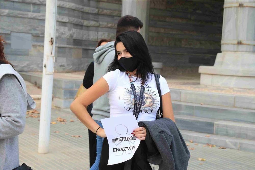 Hosteleros protestan en Cartagena por el cierre de los bares