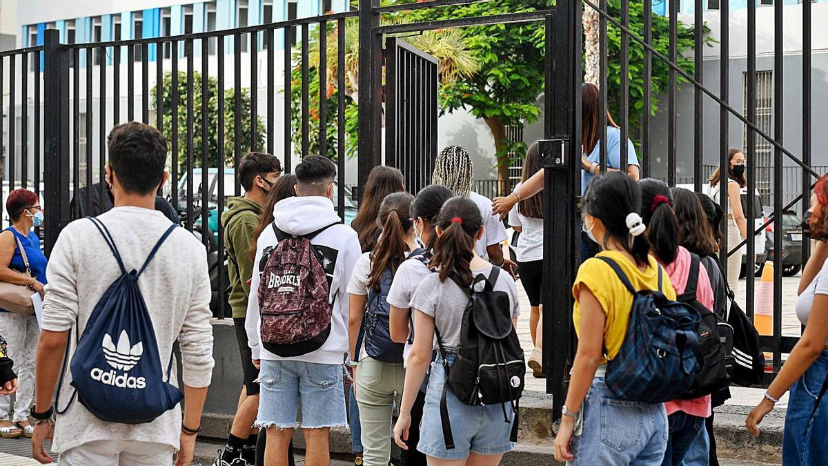 Un grupo de estudiantes entran en el IES Pérez Galdós