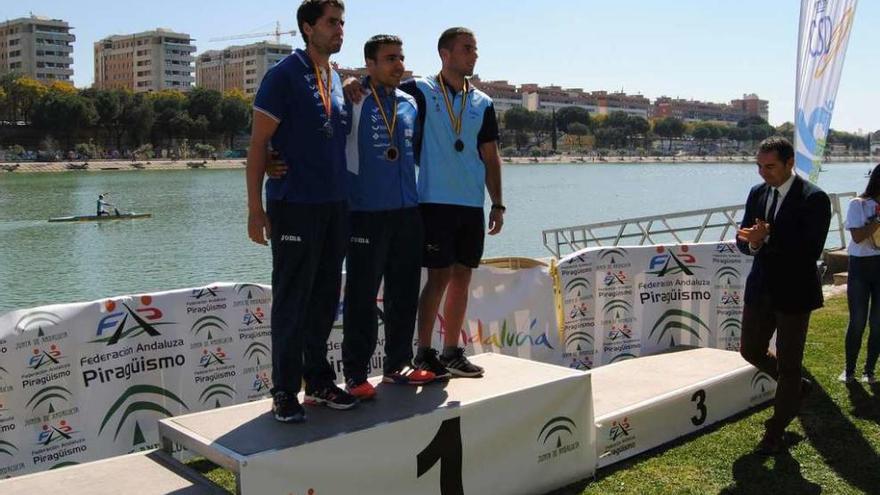 Tono Campos y Diego Romero, en lo alto durante la ceremonia de entrega de medallas. // FdV