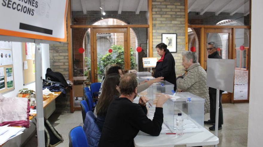 Els votants i la mesa de l&#039;Escola d&#039;Arts i Oficis de Figueres.