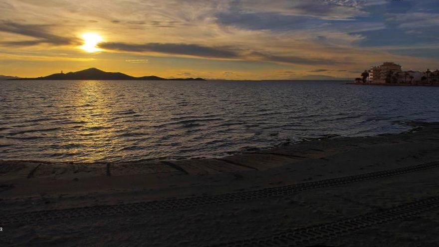 Atardecer en La Manga del Mar Menor con la isla del Barón al fondo