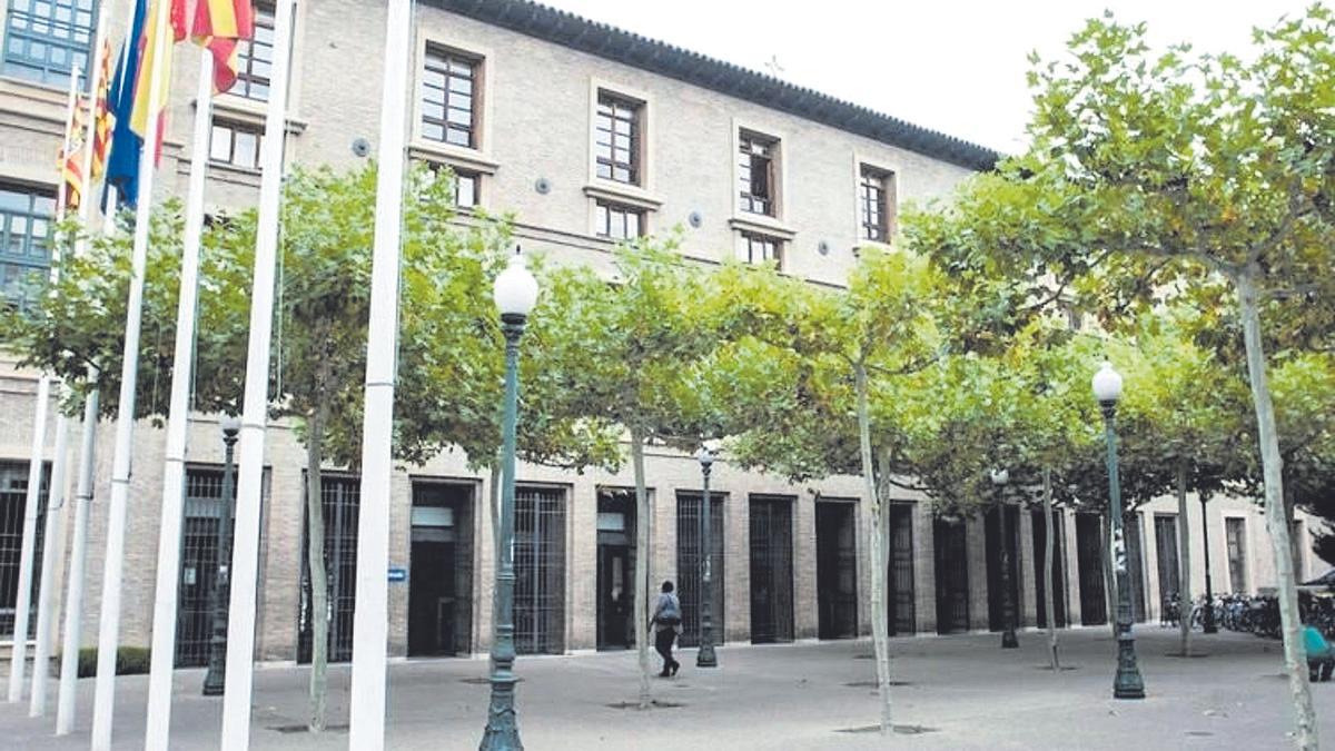 Acceso al edificio Pignatelli, sede del Gobierno de Aragón.