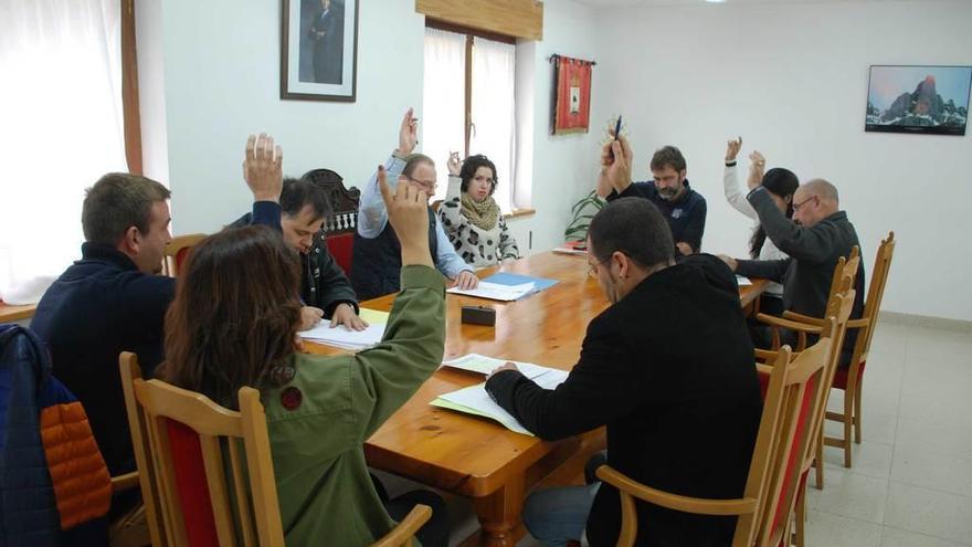 Los concejales cabraliegos votan por unanimidad revertir las expropiaciones de la obra para sanear el Duje.