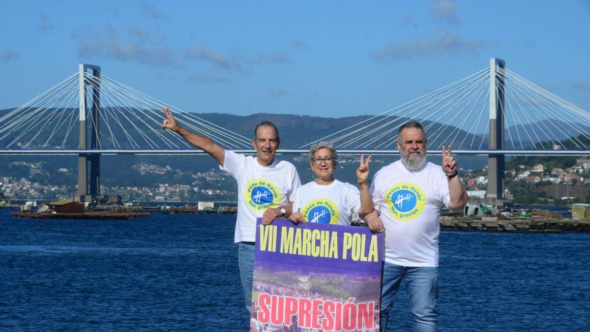 Manuel Méndez, Modesta Riobó y Xesús Cancelas, ante el puente de Rande