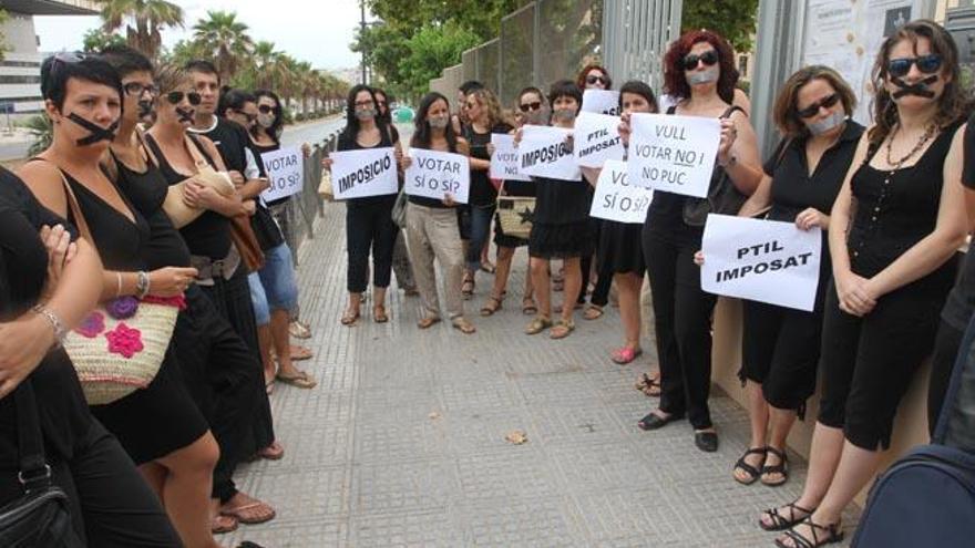 Los docentes muestran las pancartas a la entrada del centro.