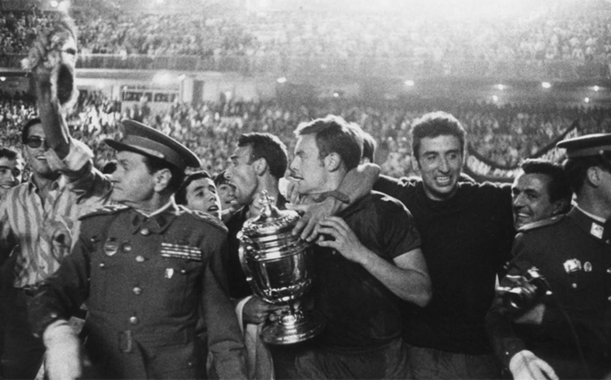 Zaldúa, el capitán, tratando de dar la vuelta olímpica con el trofeo