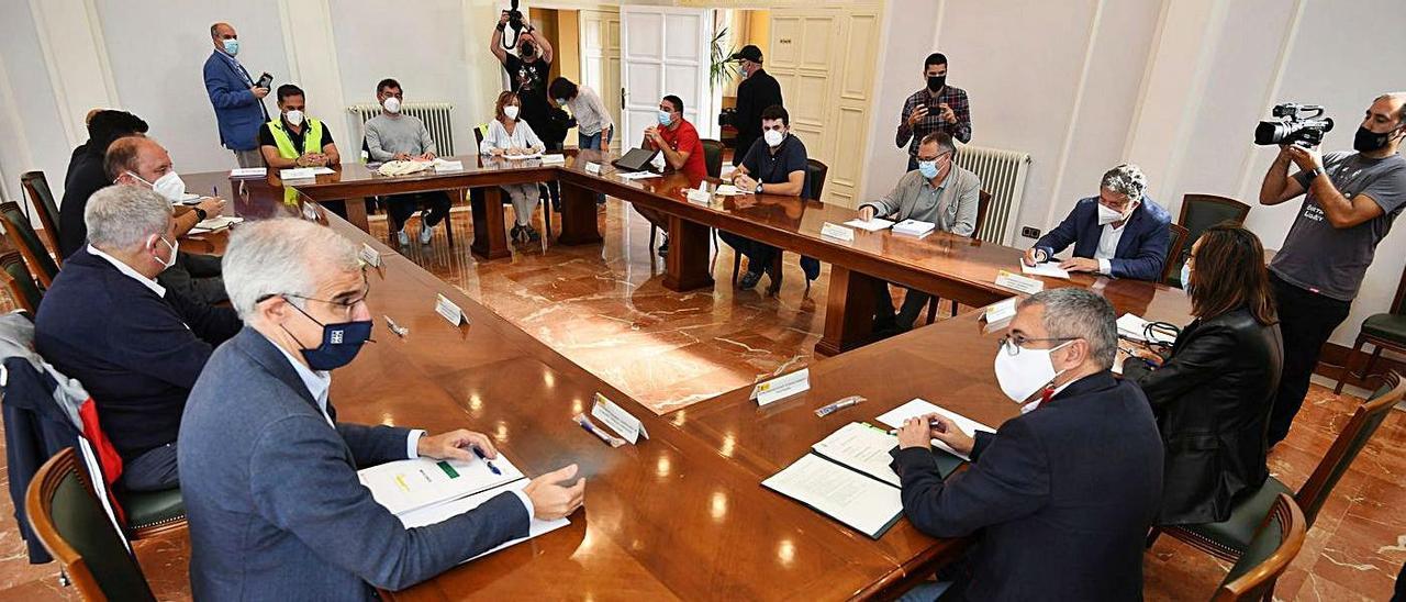 Imagen de la mesa de diálogo celebrada el pasado viernes en la Subdelegación del Gobierno.