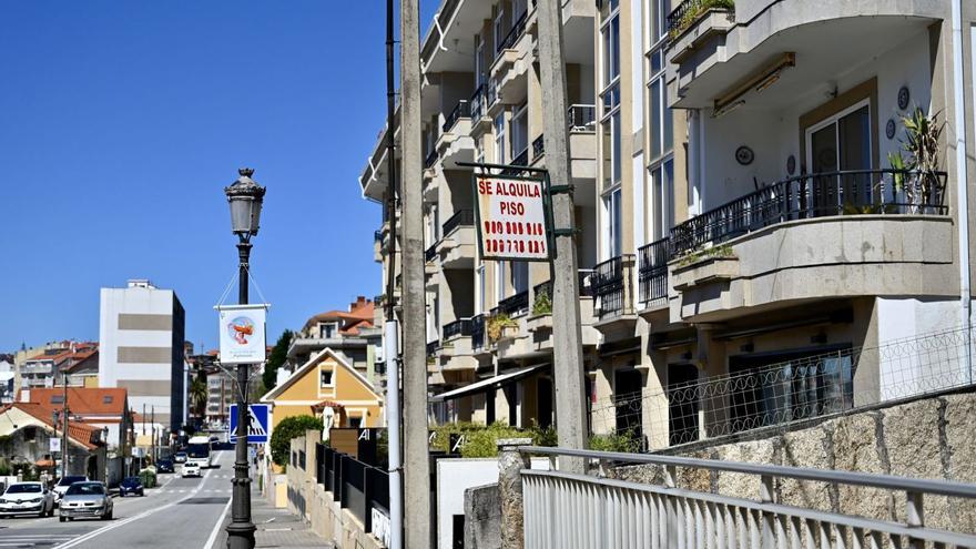 Un cartel ofrece un piso en alquiler en Sanxenxo, donde la práctica totalidad de las operaciones son de uso turístico. |   // RAFA VÁZQUEZ