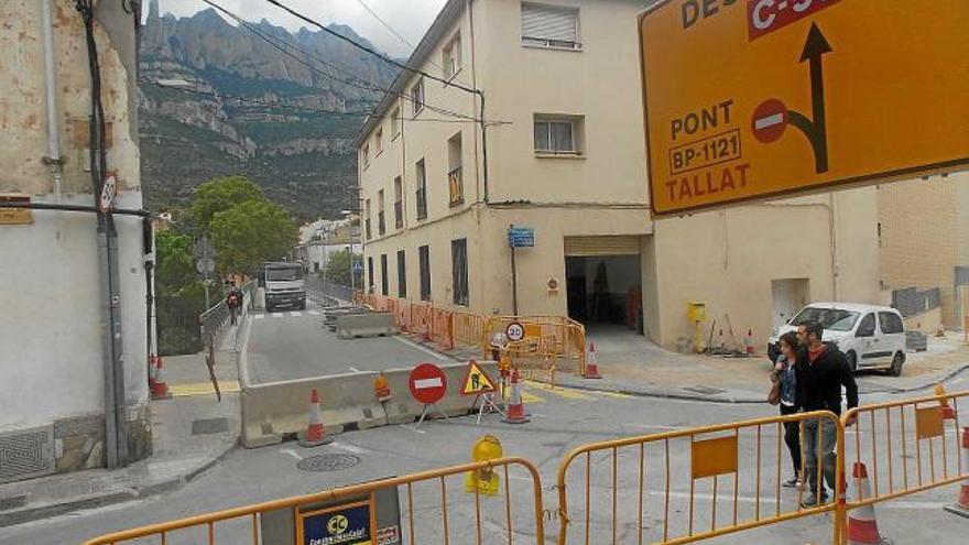 L&#039;accés al pont vist des del carrer de la Pujada de l&#039;Estació, ahir al matí, ja tancat al pas dels vehicles