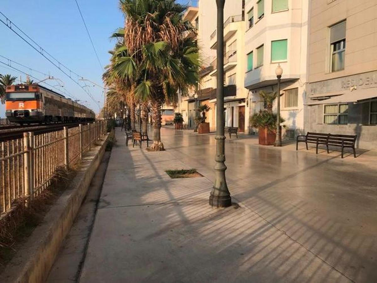 Protesta a Badalona contra la instal·lació de pantalles acústiques a la via del tren