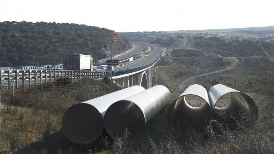 La alcaldesa de Cáceres negocia con el Ministerio de Medio Ambiente el coste de Portaje