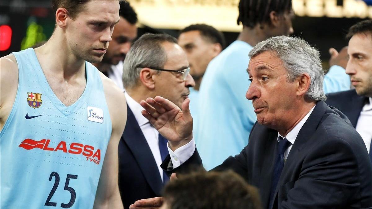 Svetislav Pesic da órdenes a Koponen en la semifinal de la Liga con el Baskonia