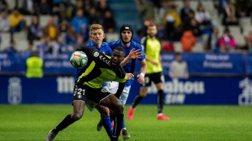 El defensa Shaq Moore ante el Oviedo.