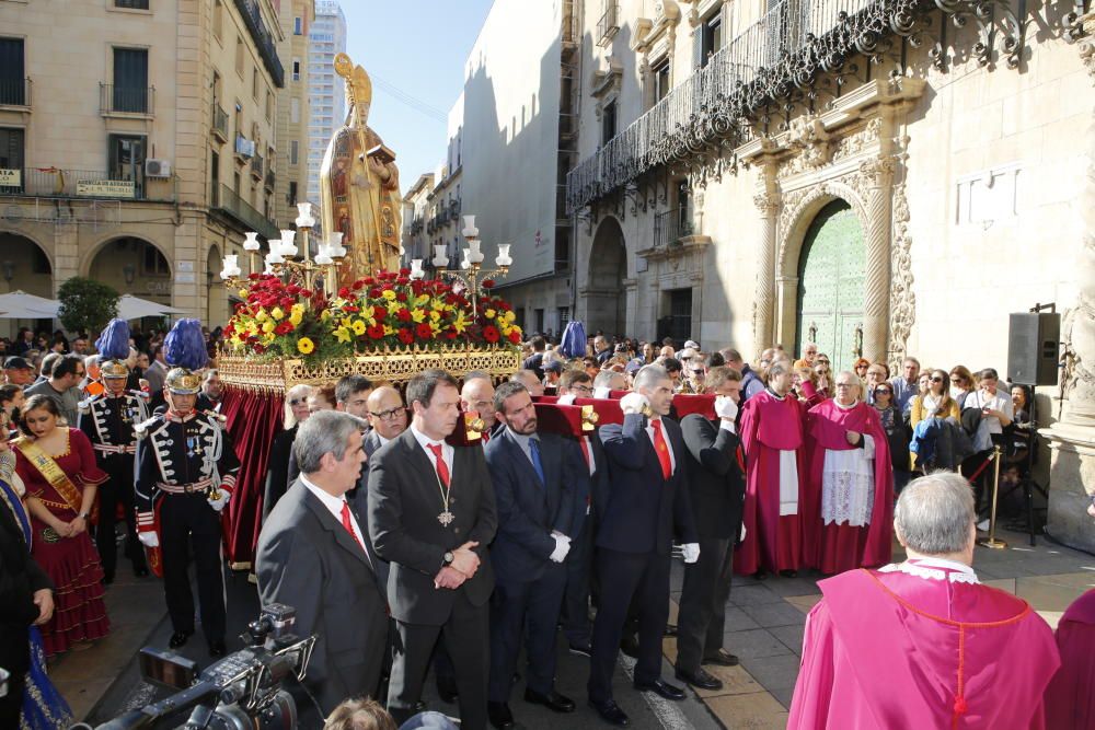 La Concatedral ha acogido hoy la solemne misa, presidida por el obispo Jesús Murgui, con motivo de San Nicolás, patrón de Alicante, según la organización.