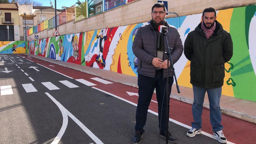 Un grafiti de Sake decora varios muros del parque infantil de tráfico de Priego