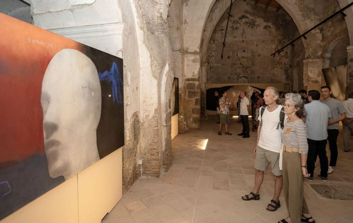 Gent visitant l’exposició a Castelló el dia de la inauguració. | EDUARD MARTÍ