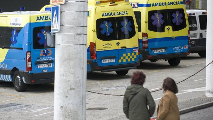 Dos mujeres, frente a varias ambulancias aparcadas, ayer, en el entorno del Chuac.