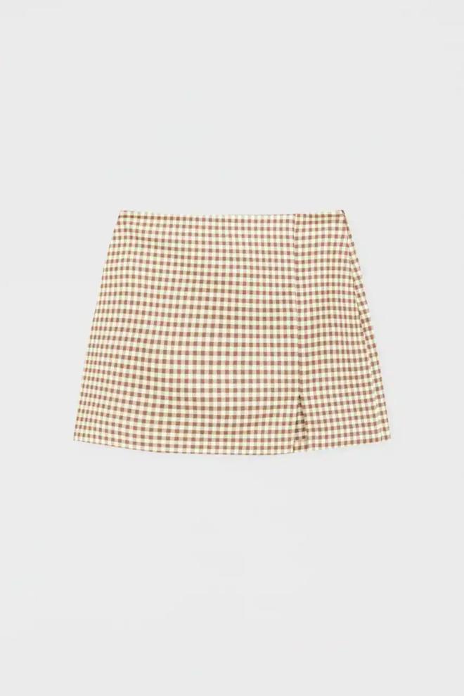 Mini falda vichy de PULL&amp;BEAR (precio: 17,99 euros)
